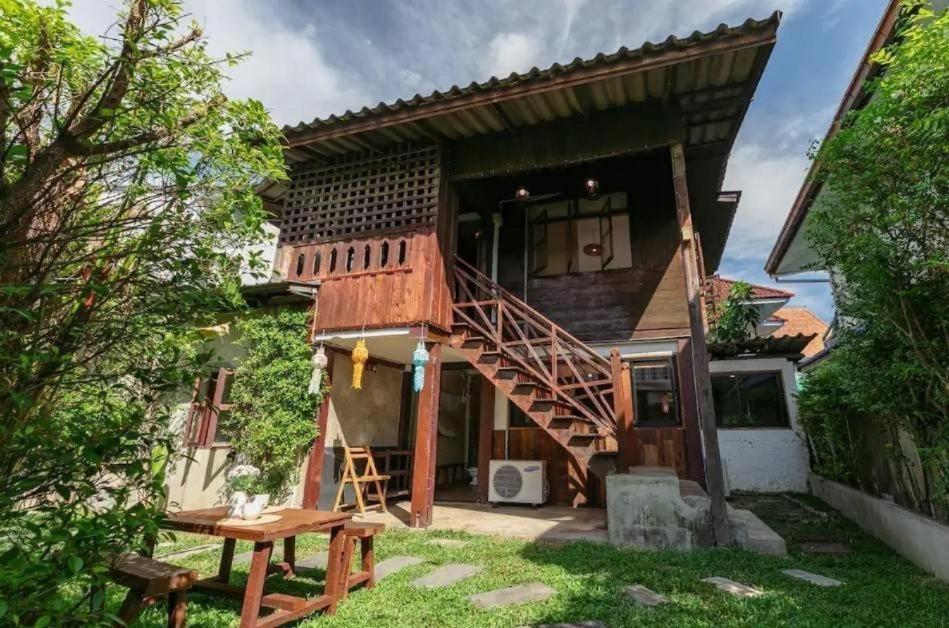 הוסטל צ'יאנג מאי Nearthepark Backpack House מראה חיצוני תמונה